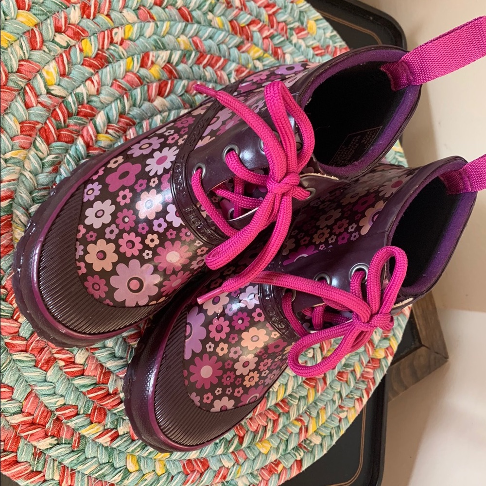 Brand NEW little girl Bogs size 3
